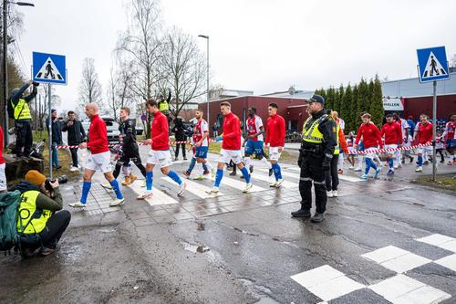Drumul de la vestiare la stadion se face în Norvegia pe trecerea de pietoni / Foto: Imago