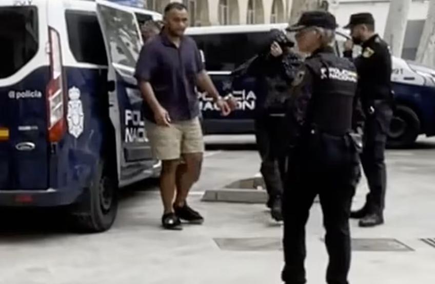 Internaționalul englez Billy Vunipola a fost arestat în Mallorca, după ce rugbistul a făcut scandal într-unul din pub-urile locale. Sportivul de 31 de ani i-ar fi amenințat pe clienți și angajați cu sticle și scaune.