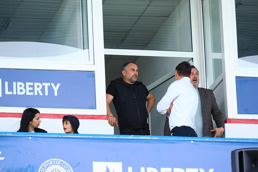 Ionuț Munteanu (stânga), alături de fratele lui, Cristi Munteanu Se întâmplă în Liga 1 » Nu-l știe nimeni ca fotbalist, dar i-a „furat” gloria unui fost campion din Liga 1: „A dat autografe în locul meu!”