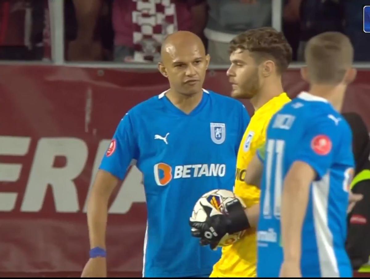 Cum a fost tratată o fază identică cu a lui Hațegan, în „sferturile” Ligii Campionilor » De ce expertul CBS Sport n-ar fi dictat penalty în Rapid - Universitatea Craiova