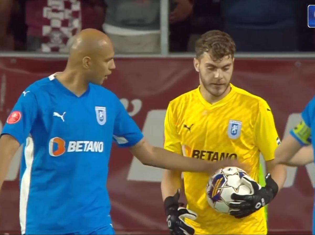 Cum a fost tratată o fază identică cu a lui Hațegan, în „sferturile” Ligii Campionilor » De ce expertul CBS Sport n-ar fi dictat penalty în Rapid - Universitatea Craiova