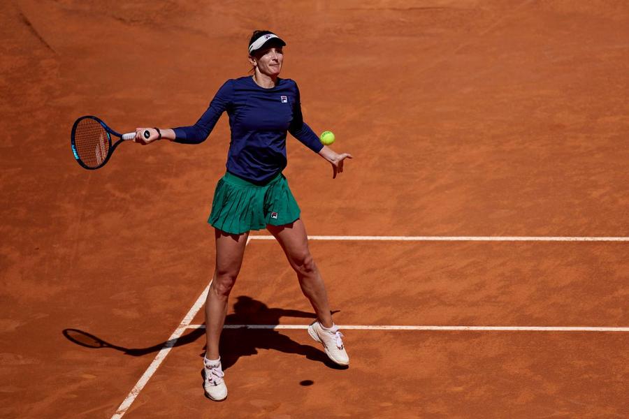 Irina Begu în acțiune la Madrid 2024 Foto: Imago Începe primul turneu WTA 1000 pe zgură al anului » Trei românce pe tabloul principal de la Madrid, campioana ia aproape un milion de euro