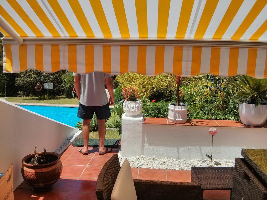 Eleganță și funcționalitate – modele de copertine retractabile pentru terase și balcoane