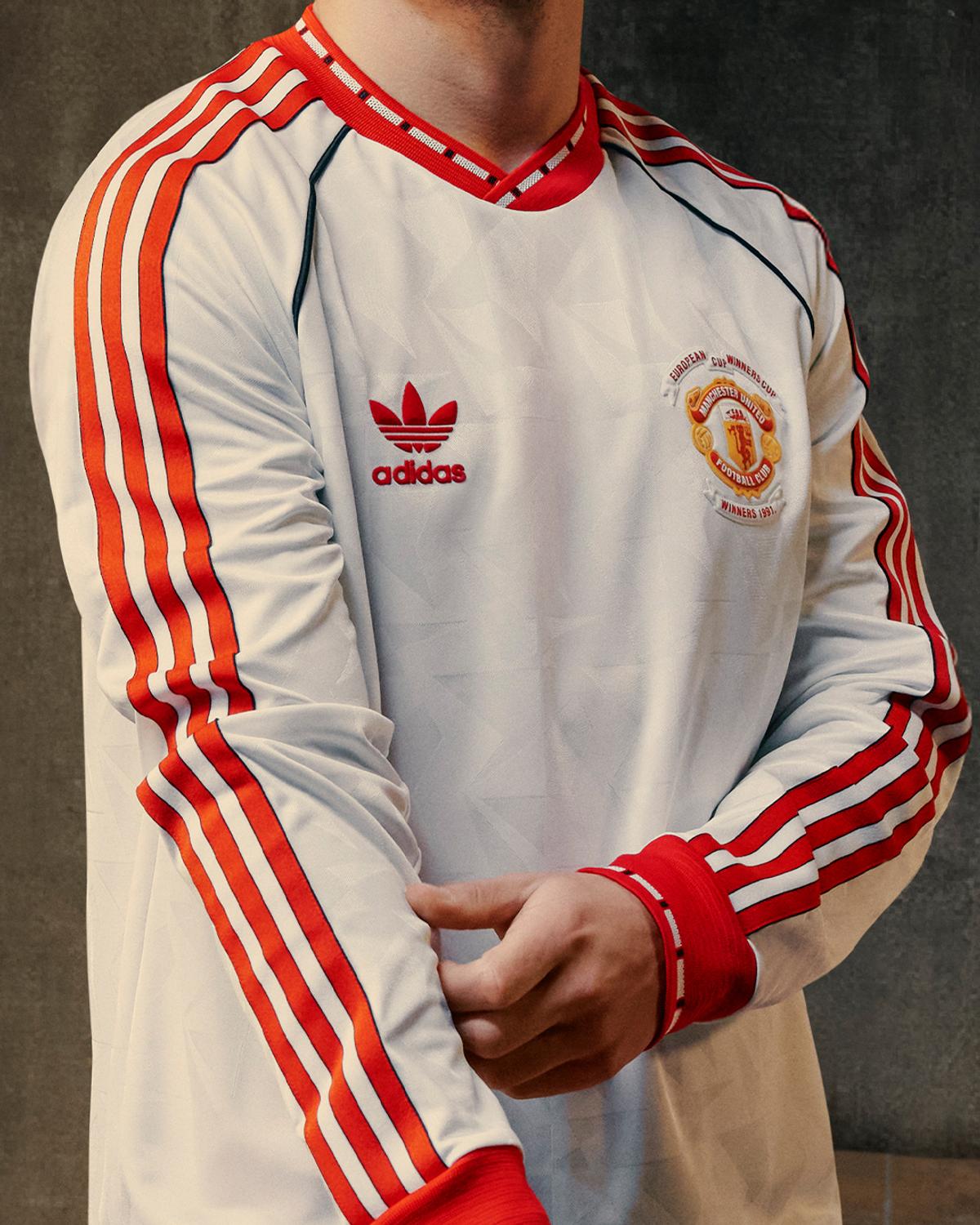 Cum arată tricoul pus în vânzare de Manchester United
