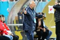 Dan Petrescu o lovește cu manta pe FCSB: „Mingi pe sus, jucătorii pe jos” » De ce bea ceai în timpul meciurilor, care e situația lui Louis Munteanu
