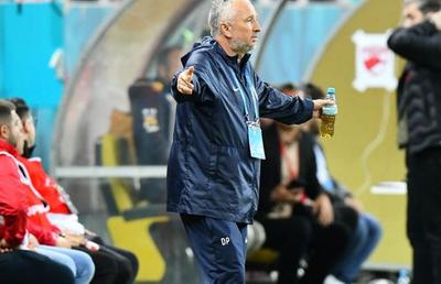 Dan Petrescu o lovește cu manta pe FCSB: „Mingi pe sus, jucătorii pe jos” » De ce bea ceai în timpul meciurilor, care e situația lui Louis Munteanu