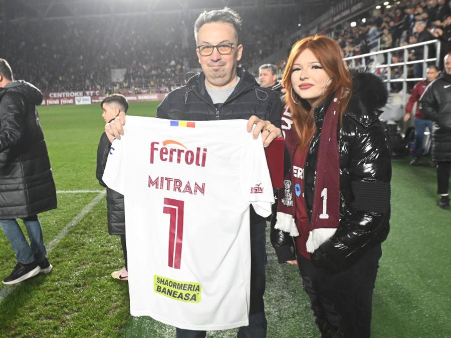 Marius Mitran a primit un tricou al celor de la Rapid, chiar de fata lui Cristi Săpunaru Poveștile lui Marius Mitran, strânse în peste 30 de ani de carieră: „Craiova Maxima e mult mai frumoasă decât Steaua '86. Și povestea, și dramatismul, și tot ce s-a întâmplat cu ea”