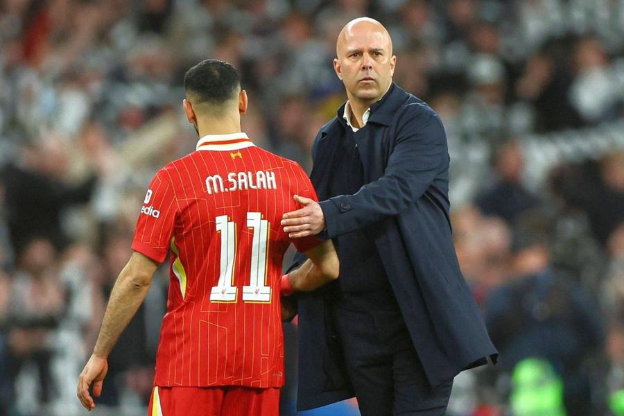 Mohamed Salah și Arne Slot, antrenorul lui Liverpool / Foto: Imago Images Jamie Carragher și Thierry Henry au pus lupa pe Liverpool: „Jucătorii sunt disperați!”