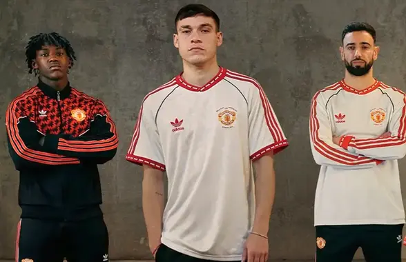 Fanii au luat foc când au văzut tricoul retro lansat de Manchester United: „Mai multe produse decât victorii” » Are un preț uriaș