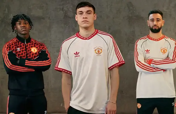 Fanii au luat foc când au văzut tricoul retro lansat de Manchester United: „Mai multe produse decât victorii” » Are un preț uriaș
