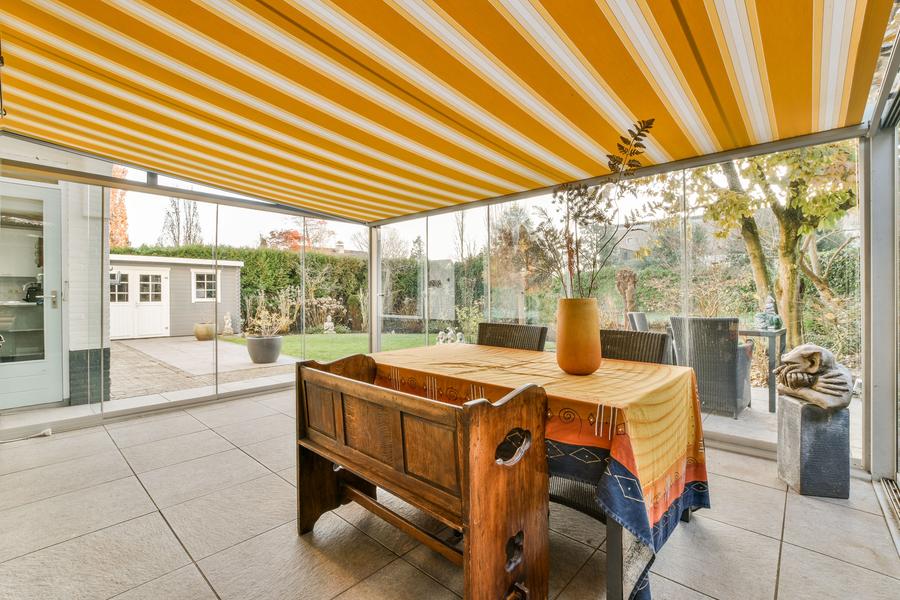 Eleganță și funcționalitate – modele de copertine retractabile pentru terase și balcoane