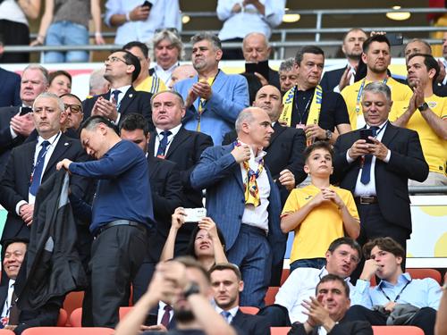 Marcel Ciolacu și Sorin Grindeanu, ministrul Transporturilor, în tribună la Munchen, la România - Ucraina, Euro 2024, alături de Răzvan Burleanu și, în spate, Mircea Lucescu. Foto: Imago