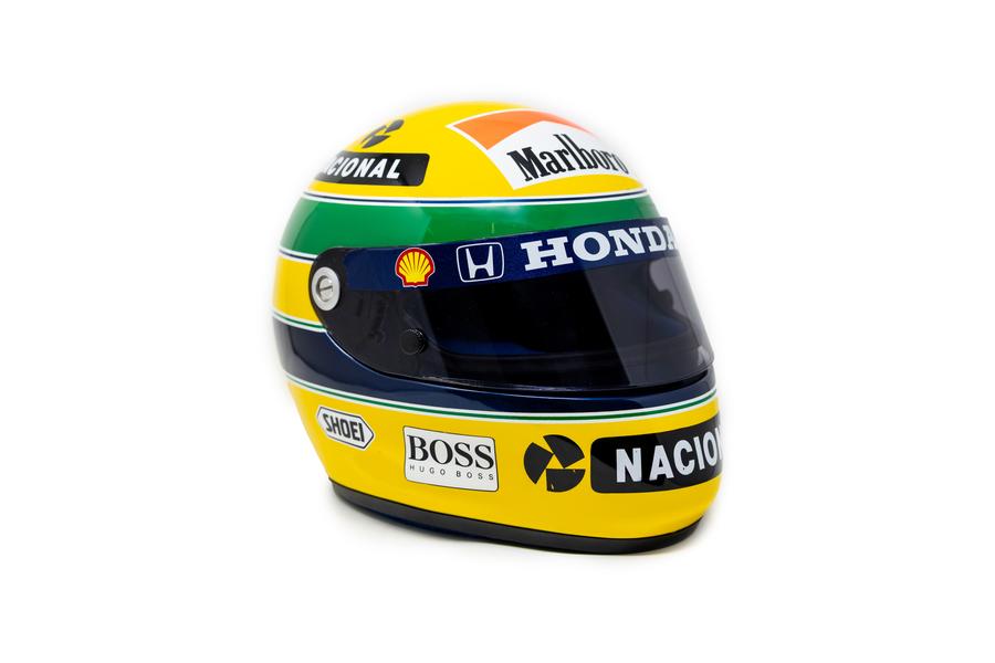 Casca lui Ayrton Senna/Foto: X (RM Sotheby's) Casca purtată de Ayrton Senna în weekend-ul în care i-a salvat viața lui Erik Comas a fost vândută la licitație
