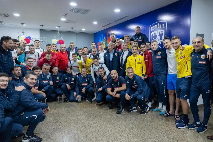 Marcel Ciolacu s-a fotografiat cu echipa națională, în cantonament, după obținerea calificării la Euro 2024. Foto: facebook/Marcel Ciolacu Surse GSP: Guvernul României ar plănui o deplasare în masă la Viena cu ocazia meciului de fotbal Austria - România! + FRF asaltată de politicieni pentru partida din 7 iunie
