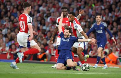 Verdictul surprinzător dat de specialistul englez, după faza la care PSG a cerut penalty în meciul cu Arsenal: „Mă întreb de ce VAR-ul nu a intervenit”