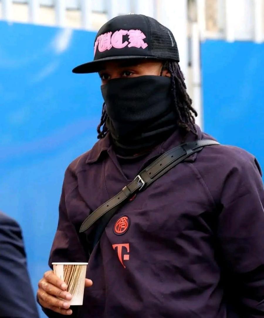 Stilul Michael Olise - șapcă și cagulă, la ținuta clubului Mesajul obscen cu care Michael Olise a apărut la PSG - Bayern. O nouă „aroganță” a starului