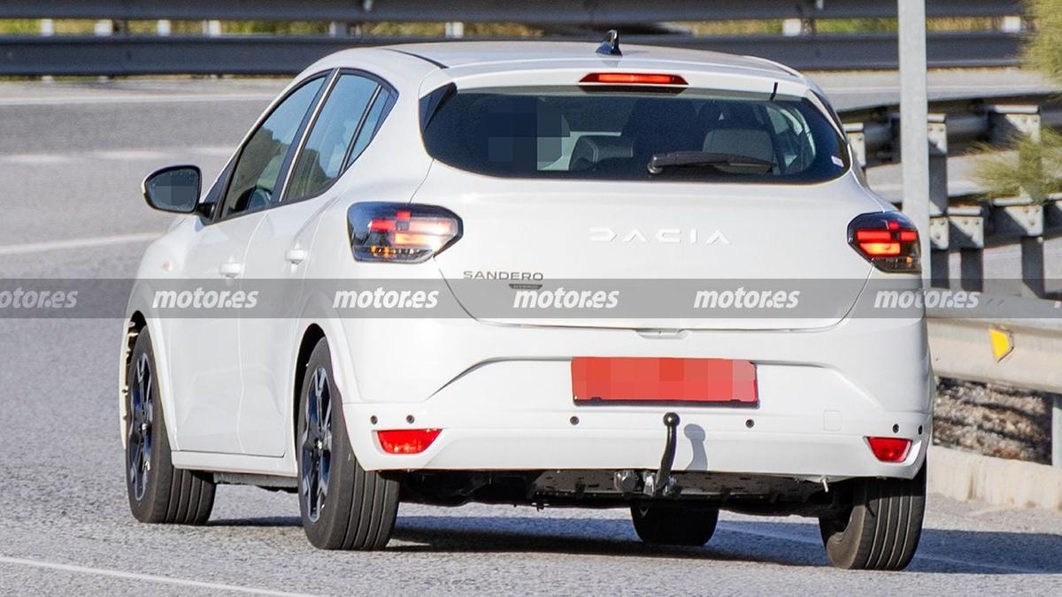 Noua Dacia a fost văzută pe străzi » Imagini-„spion” cu modelul care se lansează în câteva luni