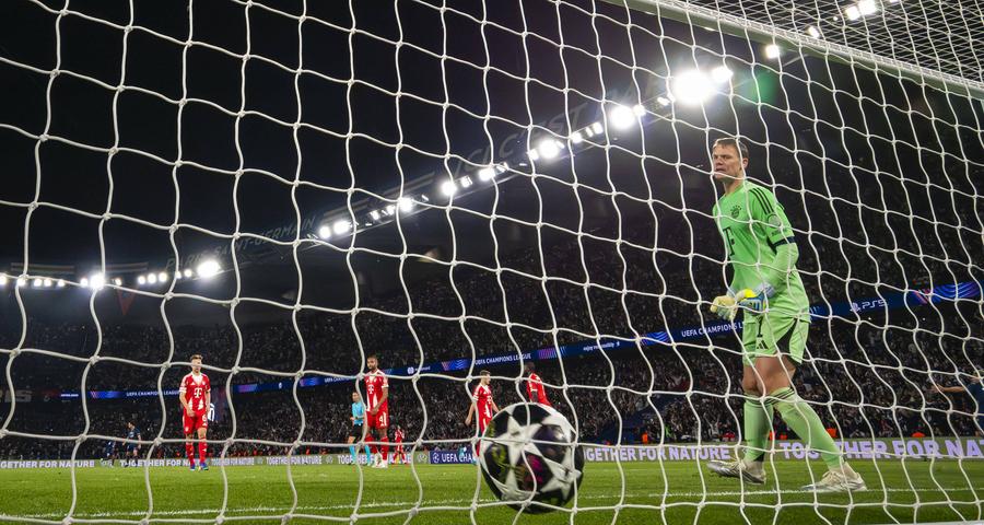 Manuel Neuer, în timpul meciului de la Paris Cum explică Manuel Neuer recordul negativ stabilit în Liga Campionilor
