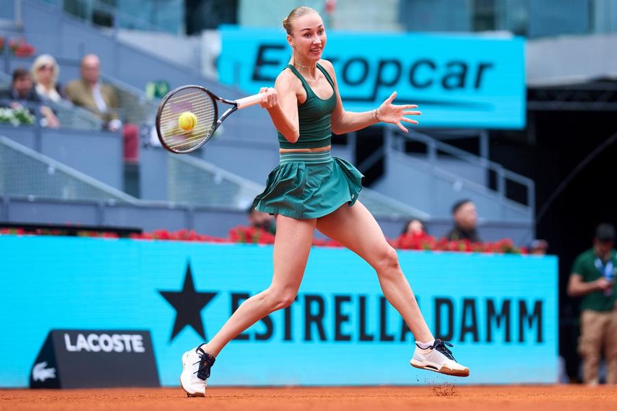 Anastasia Potapova în acțiune la Madrid Foto: Mutua Madrid Open Prima lucky loser din istoria turneului de la Madrid calificată în semifinale: „Îi mulțumesc iubitului meu, a venit la timp și m-a salvat”