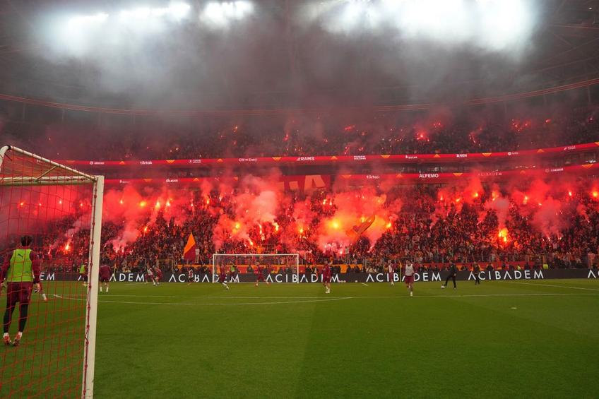 40.000 de fani la antrenamentul lui Galatasaray // FOTO: X