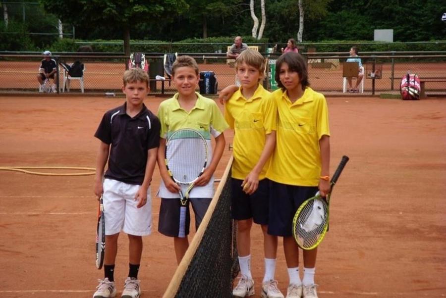 Casper Ruud (stânga, lângă fileu) și Stefanis Tsitsipas (dreapta) în 2009 Foto: X/Stefanos Tsitsipas Campionul en-titre de la Madrid a obținut ce a vrut: o zi liberă după maratonul de 3 ore din „optimi”