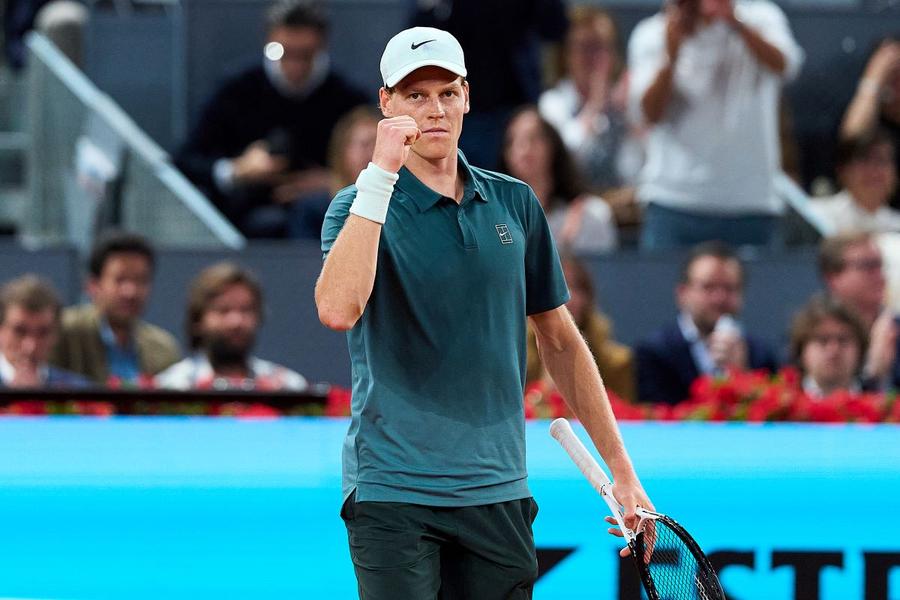 Jannik Sinner sărbătorind victoria în „sferturi” la Madrid Foto: Mutua Madrid Open Ion Țiriac, dezvăluire din comunism: „Aveam pașaportul pe care 99% dintre români nu-l aveau!”