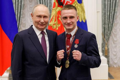 Președintele Rusiei, Vladimir Putin, și boxerul Vsevolod Shumkov, campion european în 2024 Foto: Imago Images