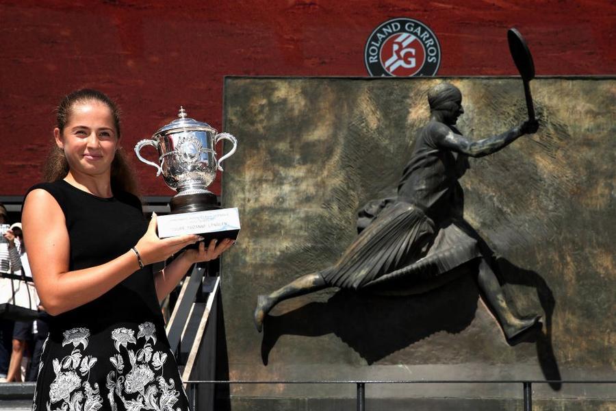 Jelena Ostapenko și trofeul cucerit în 2017 Foto Guliver/GettyImages Roland Garros se joacă pe GSP.ro » Triumfurile cel mai puțin pronosticate din istorie la Paris