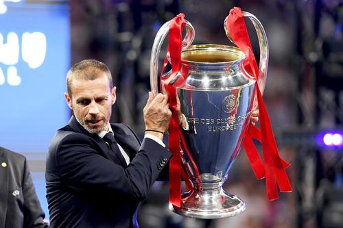 Aleksander Ceferin, președintele UEFA, alături de trofeul Ligii Campionilor // foto: Guliver/gettyimages