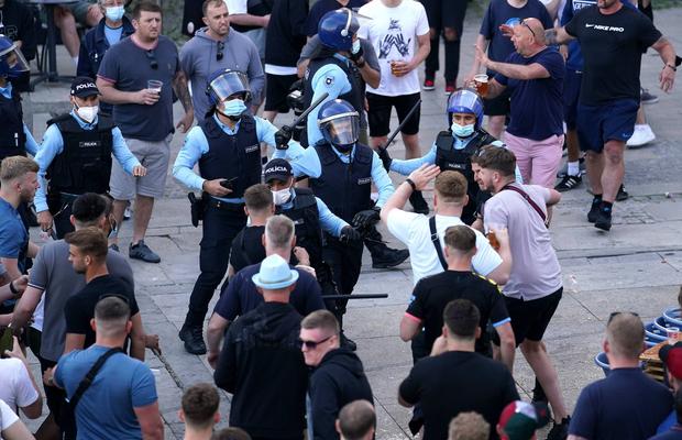 Înfierbântați de alcool la Porto! Fanii lui City și Chelsea s-au bătut între ei, dar și cu polițiștii portughezi