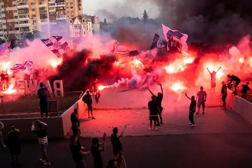 Fanii celor de la FC U Craiova sărbătorind promovarea în Liga 1 / FOTO: facebook.com/FCUniversitateaOFFICIAL