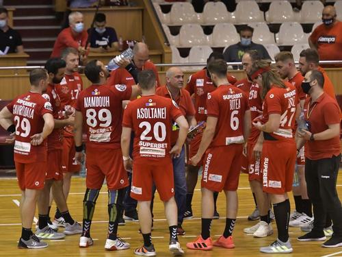 Dinamovistii la un time-out primind indicatii de la Constantin Ștefan FOTO sportpictures.eu