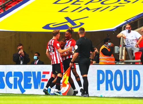Brentford a promovat pentru prima dată în Premier League! „Albinele” au trecut de Swansea, scor 2-0, în finala play-off-ului din Championship.