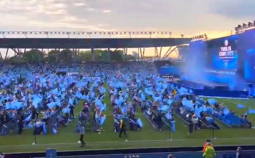 Fanii lui Manchester City urmăresc finala Ligii Campionilor de la baza de pregătire de acasă, din Anglia.