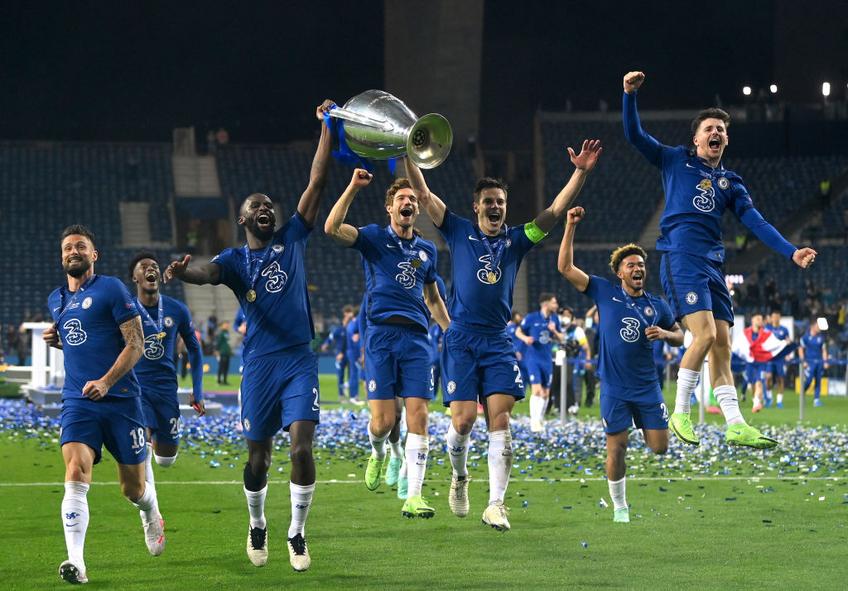 Mason Mount, în dreapta imaginii, sărbătorind triumful din Liga Campionilor