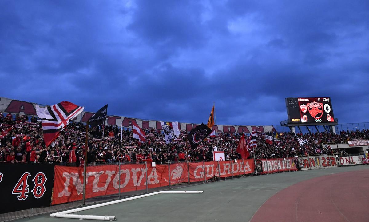 Momente incendiare la Dinamo - U Cluj » A plouat cu rachete de semnalizare în prima repriză!