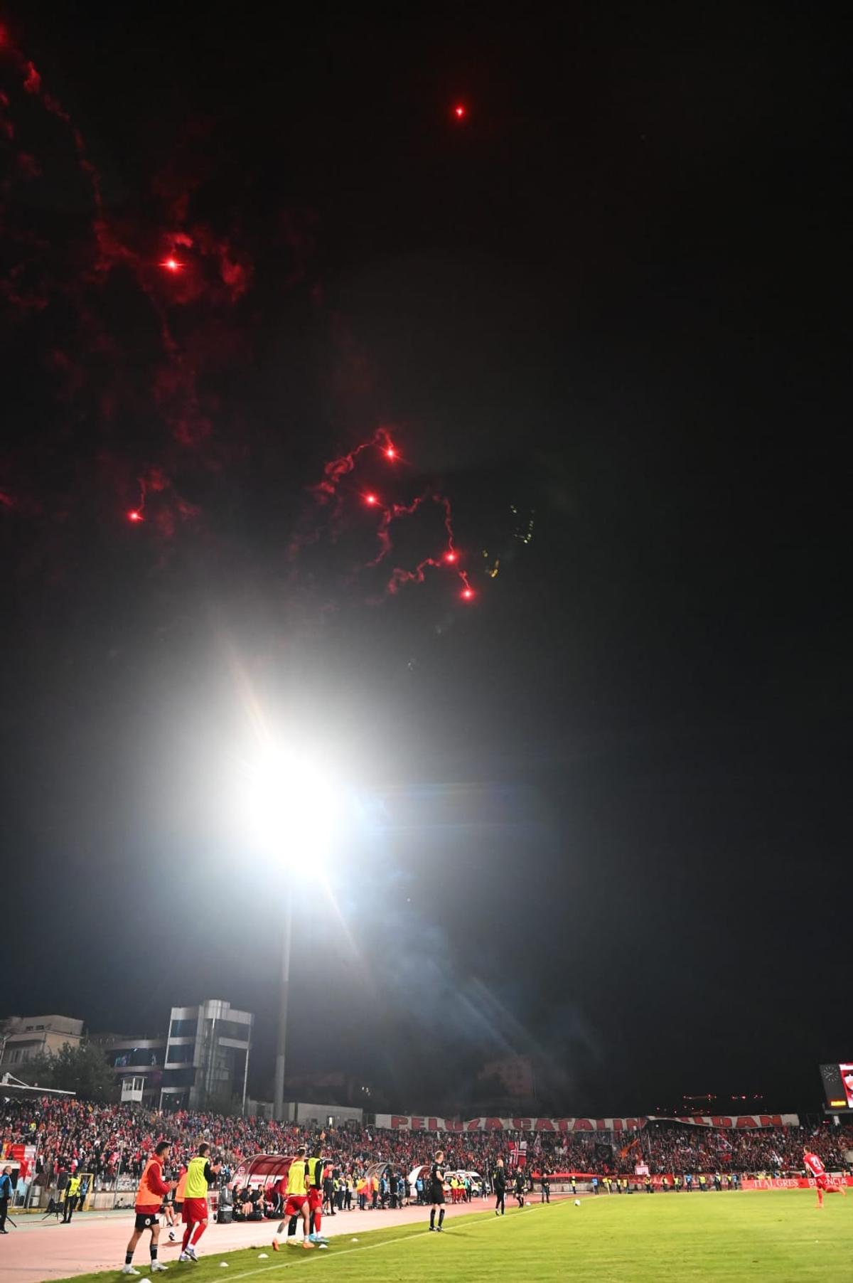 Momente delicate filmate de reporterul GSP pe stadion » Un dinamovist și-a strigat durerea în fața jandarmilor: „Tu nu o să poți să-nțelegi niciodată! Nu plec de aici”