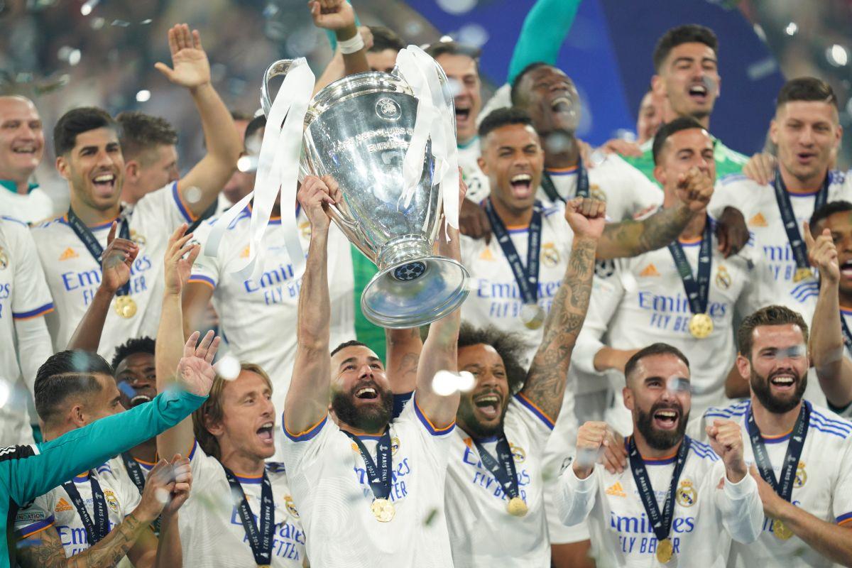Imagini FABULOASE cu bucuria jucătorilor lui Real Madrid: Kroos și Modric s-au tăvălit pe gazon, Marcelo a vrut să fugă cu trofeul
