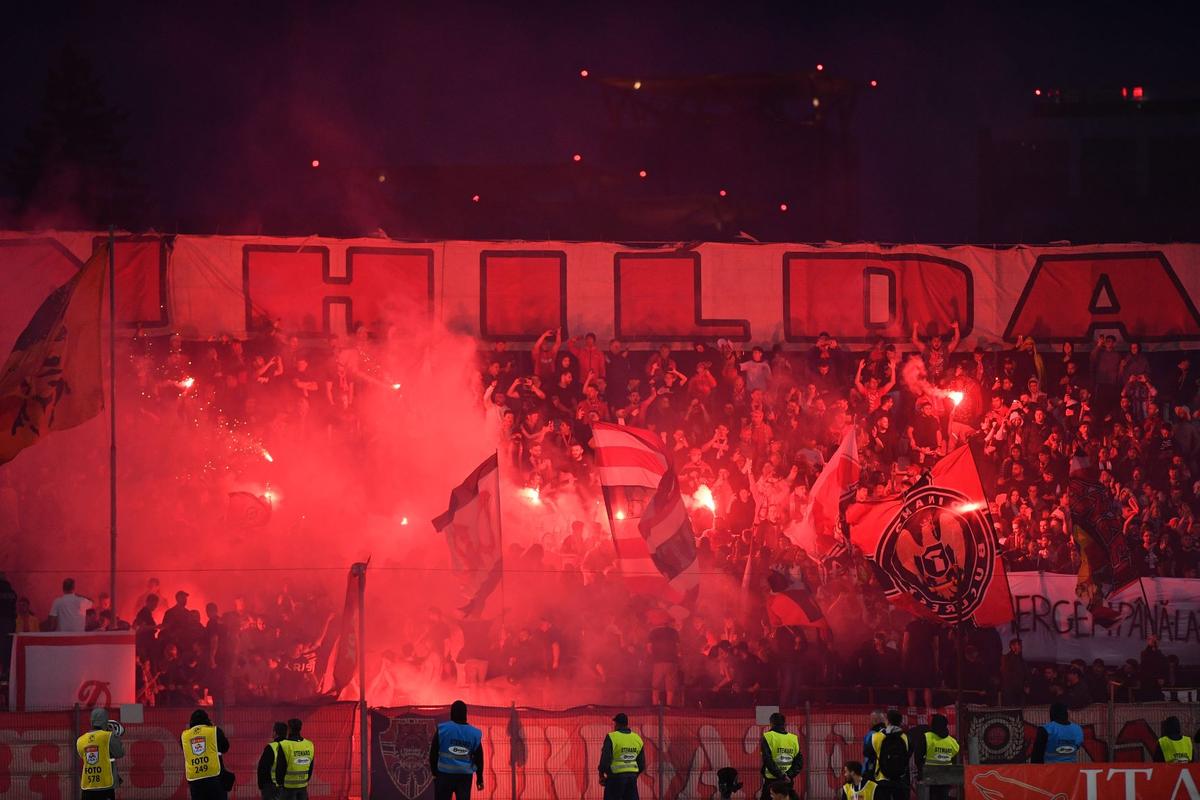 Ultrașii Stelei au așteptat retrogradarea lui Dinamo și au împânzit Bucureștiul cu același mesaj, la miezul nopții!