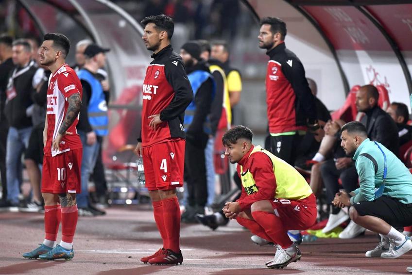 Dinamo a retrogradat în liga secundă pentru prima dată de la înființarea din urmă cu 74 de ani, pierzând barajul cu Universitatea Cluj (1-1 astăzi, 0-2 în tur). Clubul riscă falimentul!