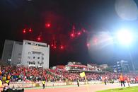 Momente incendiare la Dinamo - U Cluj » A plouat cu rachete de semnalizare în prima repriză!