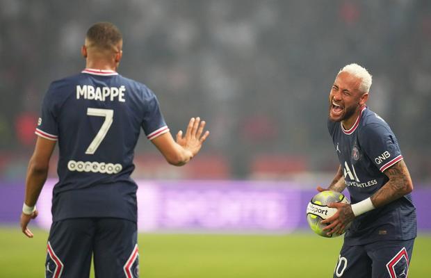 Neymar îl ignoră pe Benzema » Jucătorul-surpriză căruia i-ar da Balonul de Aur