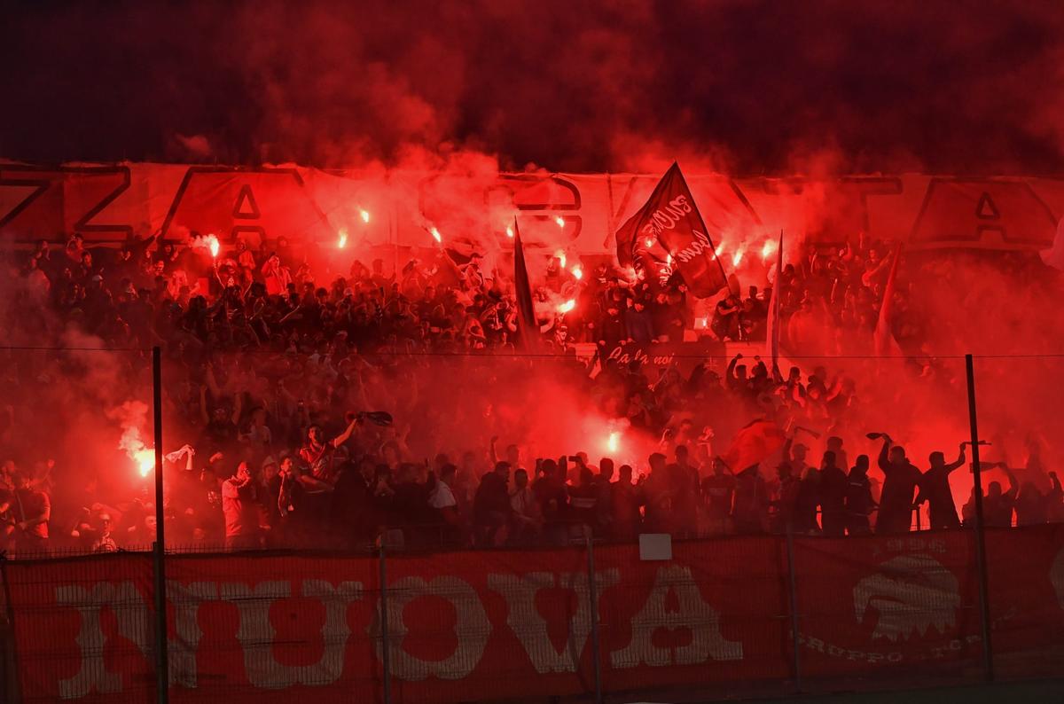 Ultrașii Stelei au așteptat retrogradarea lui Dinamo și au împânzit Bucureștiul cu același mesaj, la miezul nopții!