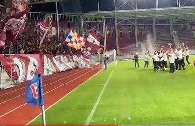 Party în Giulești » Handbalistele de la Rapid au sărbătorit alături de 3.000 de fani câștigarea titlului în Liga Florilor