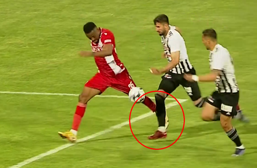 FOTO: Captură @Orange Sport 1 Dinamoviștii au cerut penalty în minutul 53 » Reluările au lămurit faza cu Irobiso și Florin Ilie