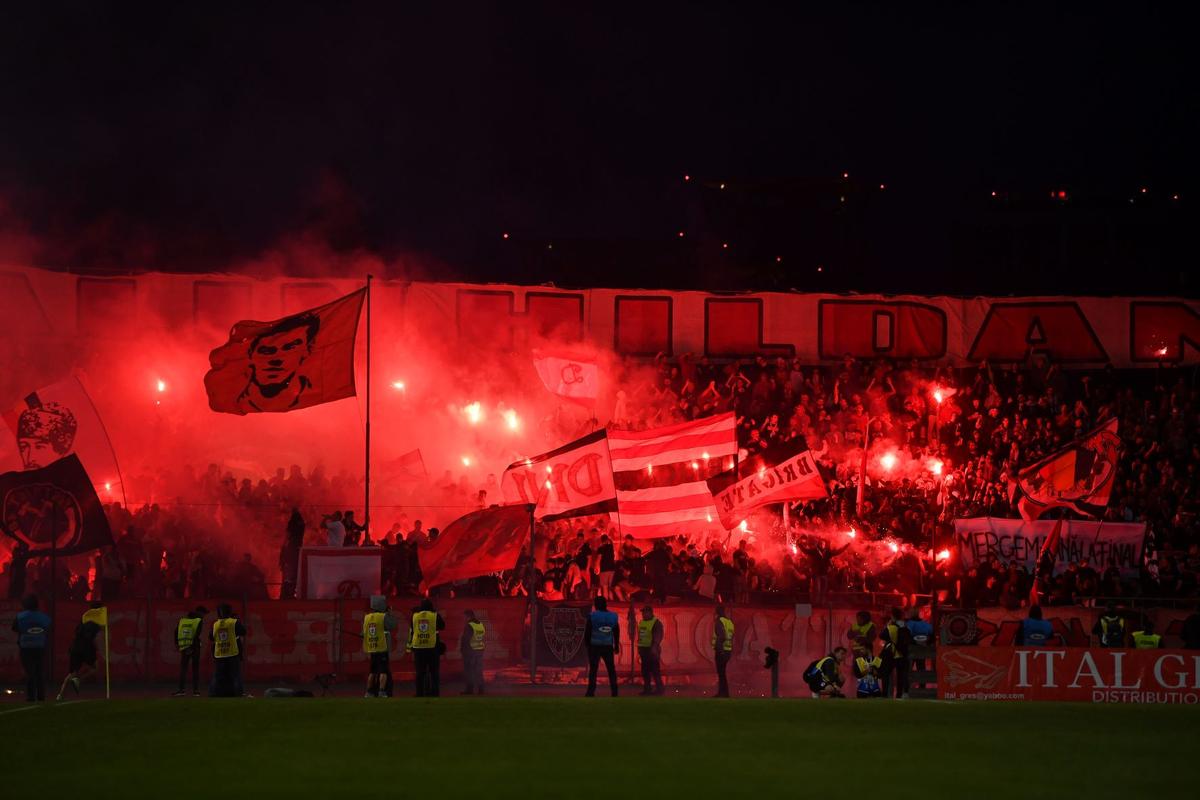 Ultrașii Stelei au așteptat retrogradarea lui Dinamo și au împânzit Bucureștiul cu același mesaj, la miezul nopții!