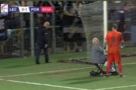 Imaginile weekend-ului » Președintele echipei a intrat pe gazon în baston, a înjurat arbitrul și a lovit un adversar! Apoi a ieșit cu mașinuța de pe teren