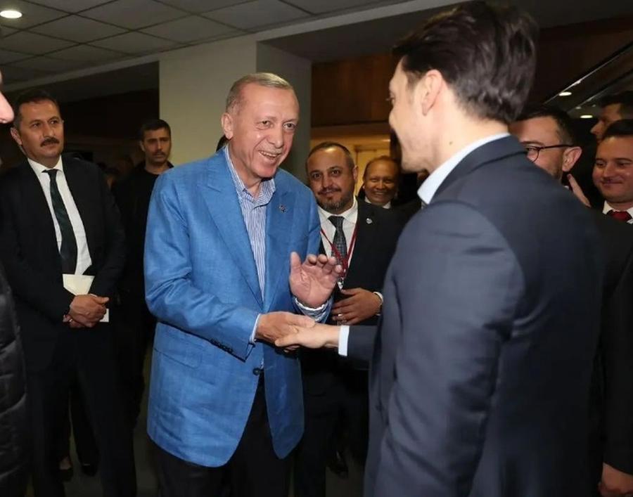 Erdogan îi strânge mâna lui Ozil/ foto: Instagram @Mesut Ozil Dictatorul Erdogan a sărbătorit victoria la alegeri cu Ozil! Din cauza lui s-a retras campionul mondial de la națională