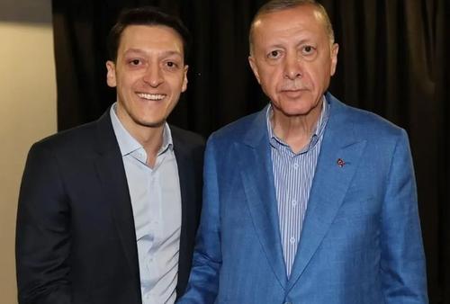 Dictatorul Erdogan a sărbătorit victoria la alegeri cu Ozil/ foto: Instagram @Mesut Ozil