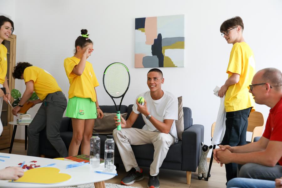 Sara și David povestind despre tenis Inspirație pentru altfel de campioni » David Popovici: „Nu toți ne naștem cu aceleași avantaje și privilegii